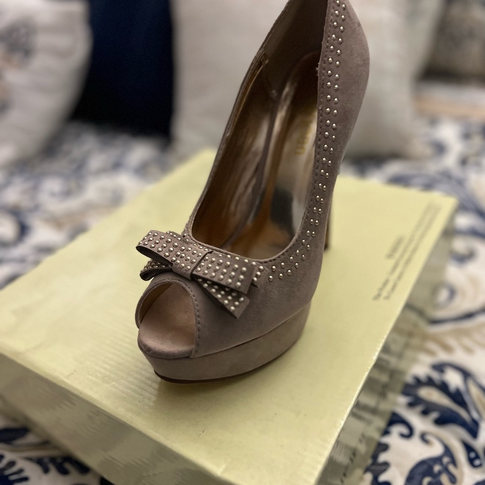 High heel shoe